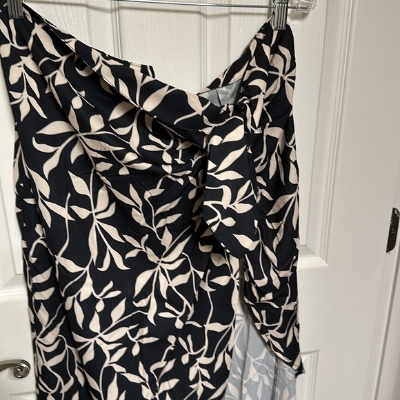 Cupshe Long sarong style skirt/beach cover-up. - Picture 3 of 3